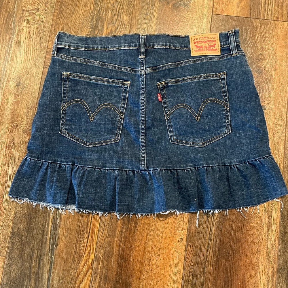 Levi’s Ruffle Mini skirt, Excellent Condition - Picture 2 of 3
